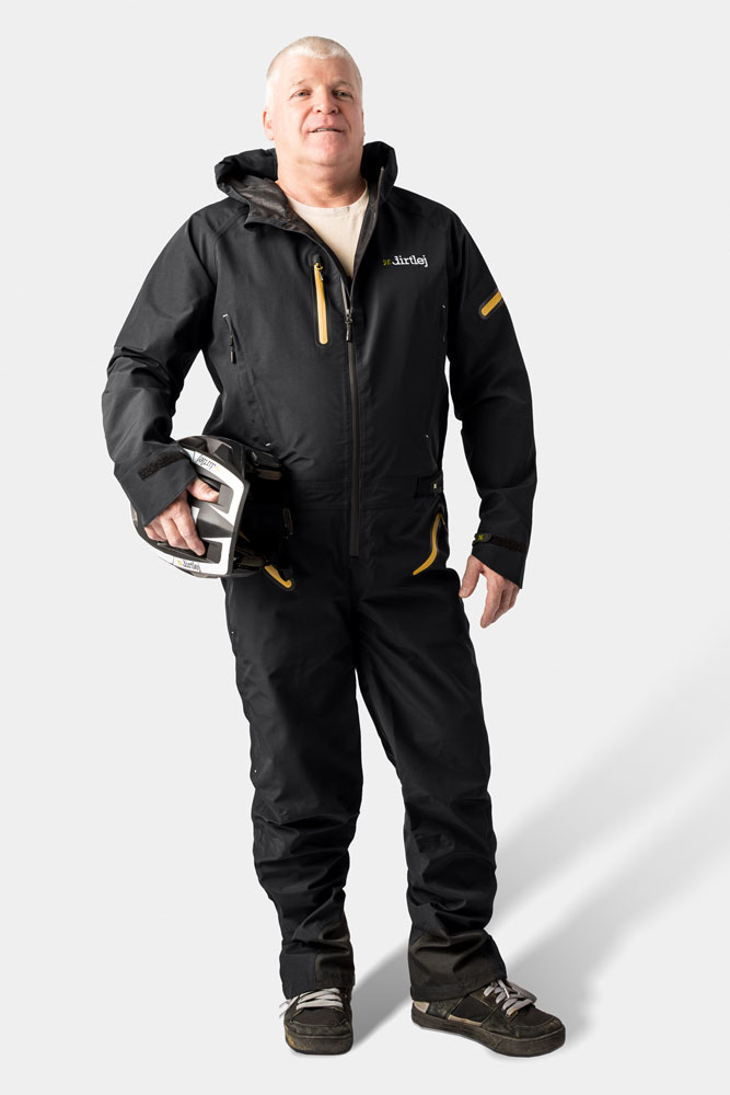 dirtlej-20240019-20240022-dirtsuit-core-edition-loose-v2-studio-1.jpg