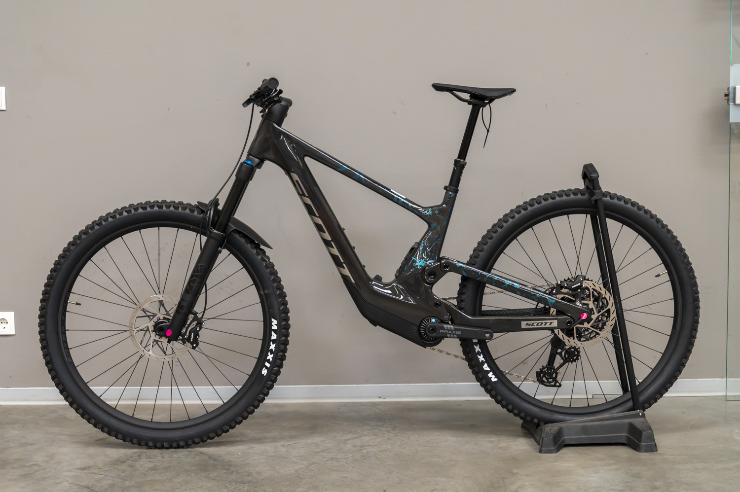 Voltage 910 Carbon Black (returned item)