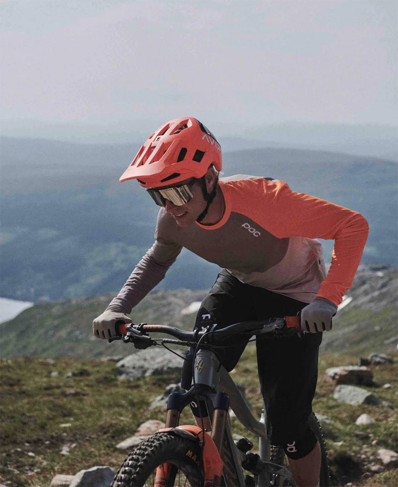 POC_Kortal_Race_MIPS_MTB_Helm_10521-8375_Action_ (1).jpg